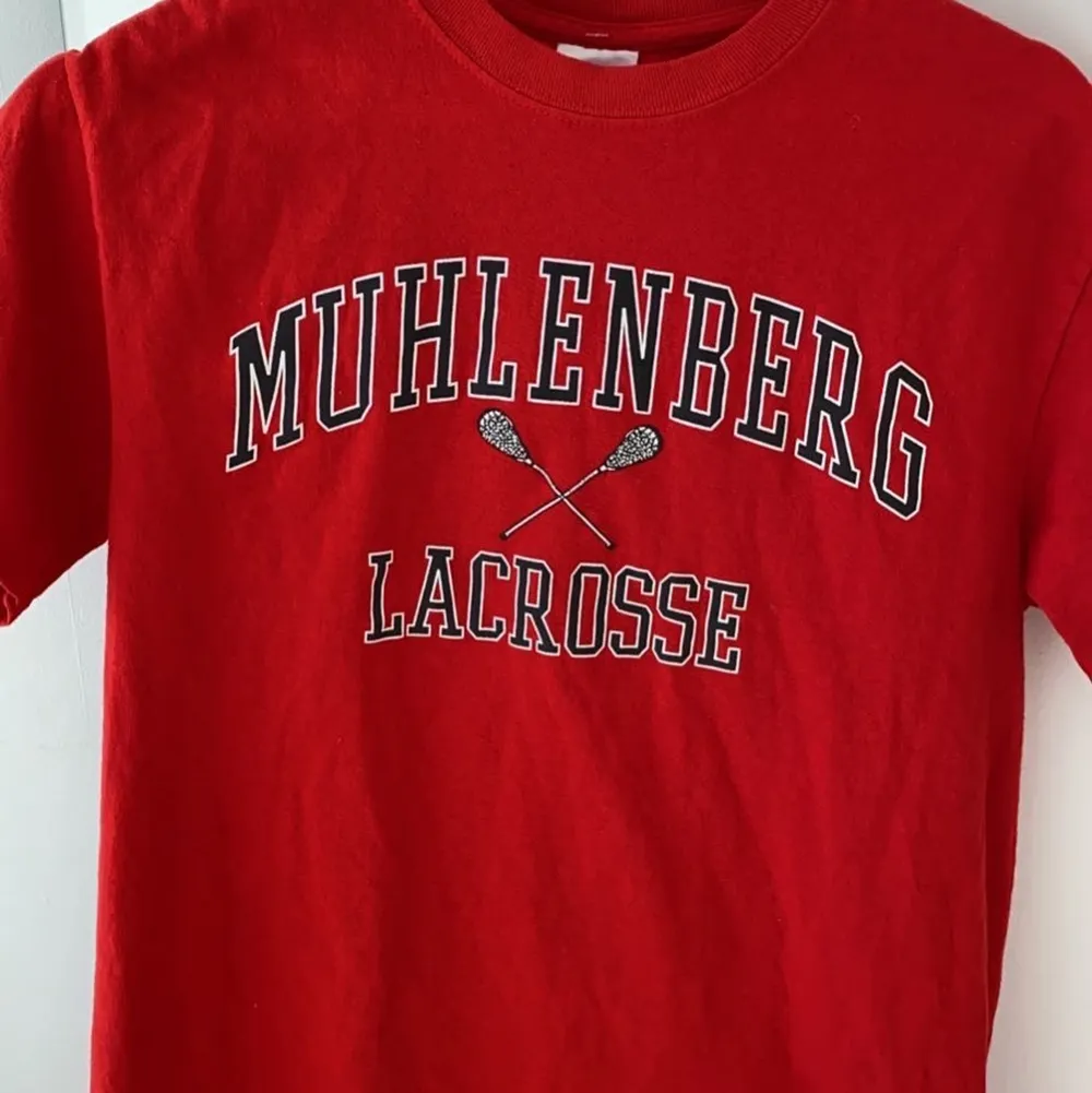 Röd vintage Lacrosse tshirt. Storlek S, passar som S-M. Sitter bra på mig (168). Säljer från 80kr!. T-shirts.