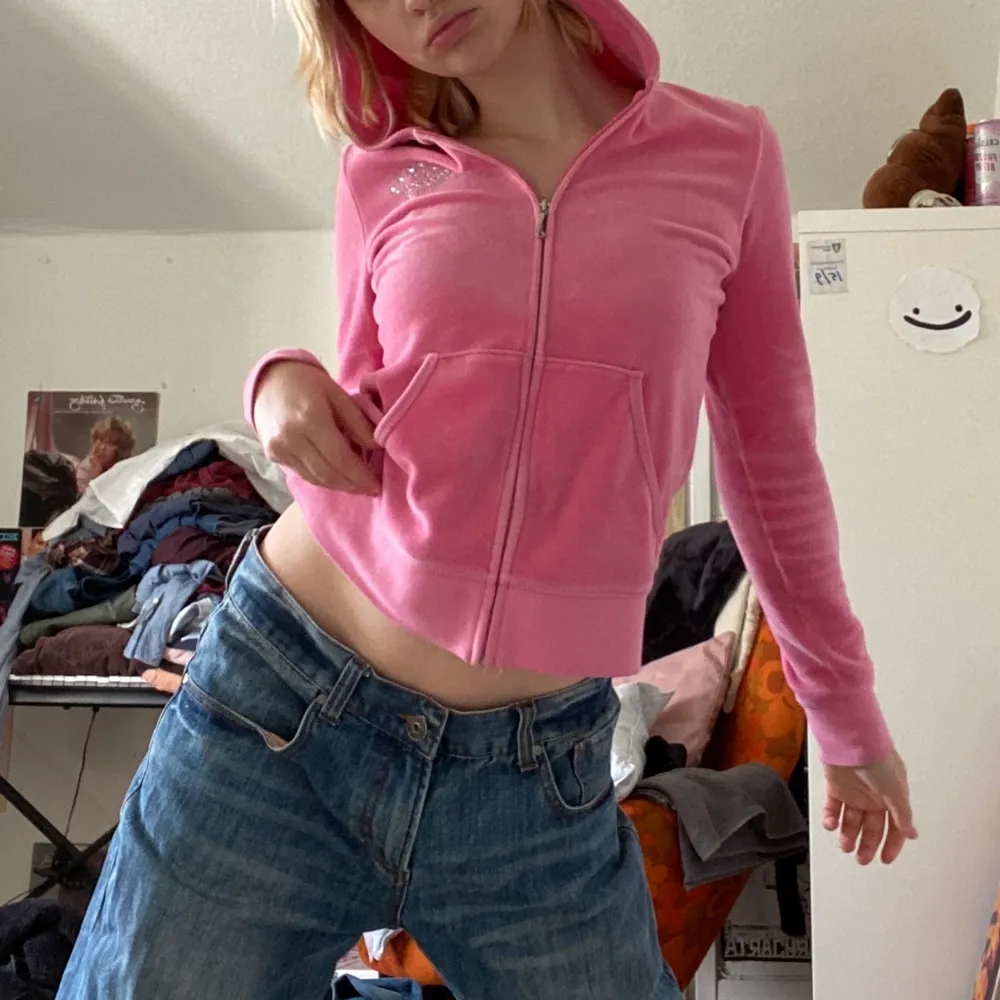 skit snygg och trendig rosa juicy hoodie!! köpt på sellpy och sparsamt använd!! Budgivning gäller eller köp direkt för 500kr. Hoodies.