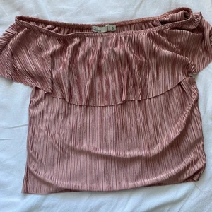 Offshoulder topp - Super söt offshoulder topp som är köpt från Nelly i en super söt ”metallic”/glansig rosa färg, nästan aldrig använd💞