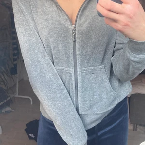 grå sammets hoodie - Nu säljer jag denna jätte snygga hoodien som är lätt att matcha! Hör av er om ni är sugna😊 Frakt tillkommer 