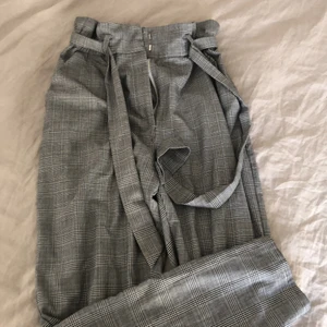 Kostymbyxor - Snygga kostymbyxor med band i midjan. Sitter snyggt på. Storlek 38. Köparen står för frakten. 