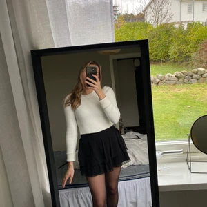 Vit stickad tröja - Säljer denna fina stickade tröjan från Zara, då den inte kommer till användning! I stl S! 90kr+frakt😜 hör gärna av dig om du vill ha fler bilder eller har några frågor🥰