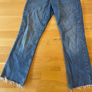 Ginatricot kick flare jenns mörkblå - Jensen är croppade i slutet, lite utsvängda byxben. Midwaste jeans, passar på mig som är 170 cm dem slutar vid början av foten. Köpare står för frakt 