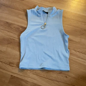 Blåt gulligt linne  - Säljer detta super snygga linne då det aldrig kommer till användning. Använd Max 1-2 gånger. Fint mönster och med fina detaljer. 