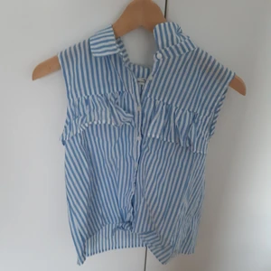 Hamton republic Blus  - En fin randig blus men knut längst ner. Är k storlek 170 så den passar s. Bara används en gång :) 