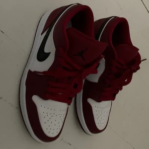 jordans - säljer nu mina 1 år gamla jordans, de är ganska slitna tyvärr men de funkar fortfarande att ha! ❤️ skokartongen finns kvar