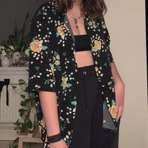 Blommig svart skjorta - Söt men cool blommig skjorta från monki, kan mötas upp i göteborg eller så tillkommer frakt!