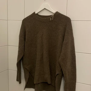 Stickad bikbok - Väldigt fin brun stickad tröja som sitter för liten på mig, har slits samt en lite kortare framsida