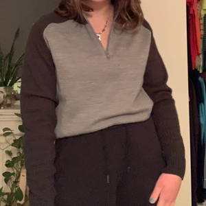 Tröja - Härlig och snygg tröja som går att styla på olika sätt, kan mötas upp i göteborg eller så tillkommer frakt!!