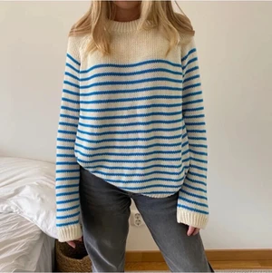 Zara tröja randig blå vit - Den helt slut sålda jätte trendiga tröjan från Zara!🙈⚡️ Många intreserade!! HÖGSTA BUD: 500kr💥.              💥Den finns kvar!💥