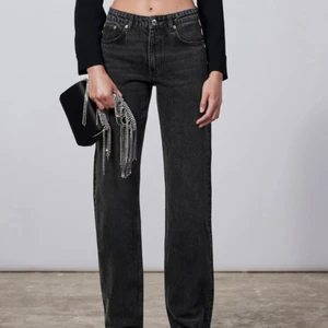 Straight Mid Rise Jeans - Helt oanvända med lappar kvar från zara då jag beställde hem två olika storlekar, slutsålda på hemsidan. Straightleg och midrise 