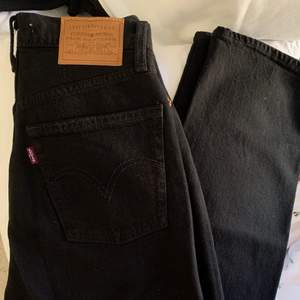 Svarta jeans från Levi’s i modellen ribcage straight. Säljer för att de inte kommer till användning. Väldigt bra skick och inga slitningar. Strl 25/29💕