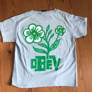 Obey t-shirt i storlek xs i bra skick knappt använd pga fel storlek.