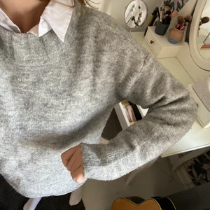 Stickad tröja - Grå stickad tröja i fint skick, sitter lite oversized storlek xs men passar xs-M