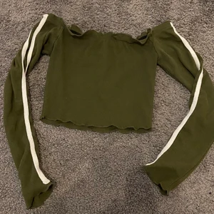 Croppad långärmad tröja - Jättefin men aldrig använd. Tröjan har mycket stretch!