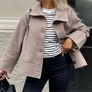 Kappahl jacka  - Super fin ny jacka ifrån Kappahl. Jätte fin till sen hösten och vintern. (Lånade bilder) skriv för fler bilder💞🍁🧡