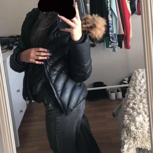 Jacka - En jätte fin CHELSEA jacka med äkta päls, är knappt använd och är i jättebra skick, köpte för ca 5500, men pris kan diskuteras!