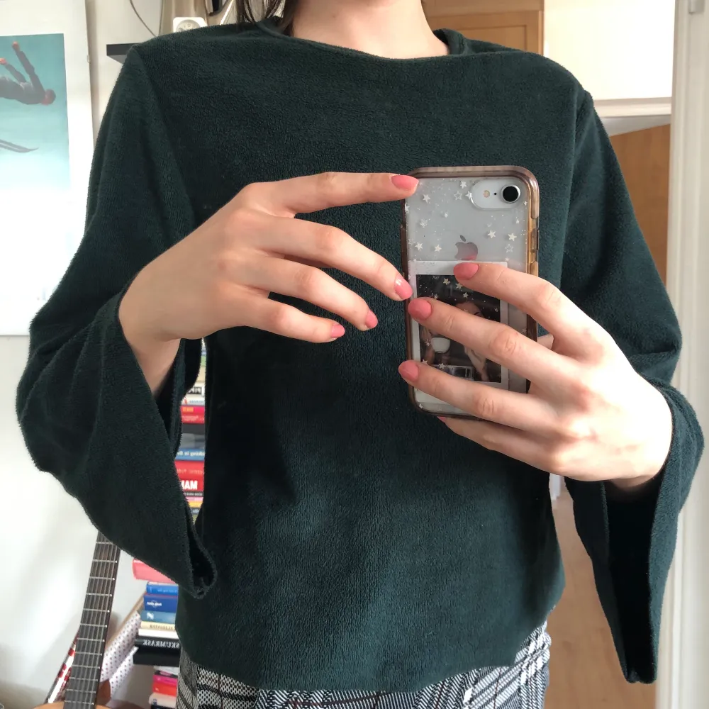 Mörkgrön tröja i fleecematerial från Zara. Säljes pga lite för kort i armarna (jag är 179cm).. Tröjor & Koftor.