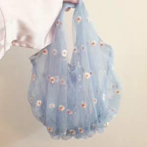 Daisy broderad väska - Säljer denna trendiga fina väskan.🧚🏻‍♀️ Den är oerhört gullig med vita broderade blommor i himmelsblå tull. I gorgeous skick🦋😍Köpt här. En statement för sommaren och våren.