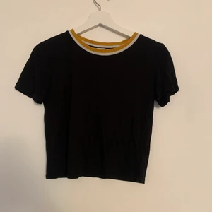 Svart T-shirt från Zara - Svart T-shirt med vit och gul krage. Storlek S från Zara i fint skick. 