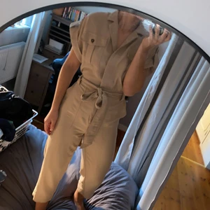 Byxdress H&M Str 38 - Superfin byxdress från Hm som inte kommer till användning. Avslappnad fit med kortare ben.