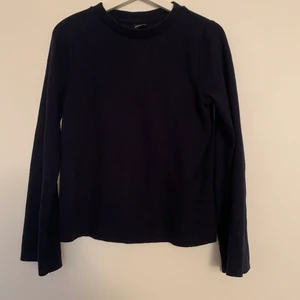 Mörkblå tröja med vida ärmar - Blå tröja med vida ärmar i storlek S från Gina Tricot. Väldigt bra skick!