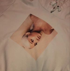Ariana Grande Hoodie - Jättefin Ariana Grande hoodie! Använd fåtal gånger💫🌟🥰