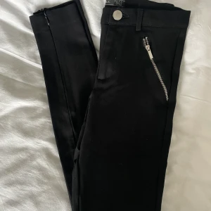 Byxor från Zara - Använda men i gott skick. Byxor från Zara som är bekväma att ha på sig. Storlek XS. 