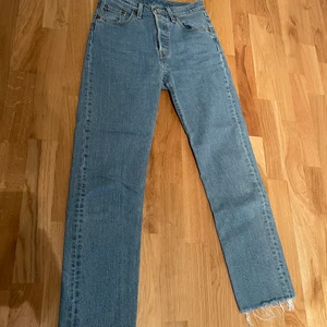 Levis jeans 501 i stl w25 L28 - dessa är ett par levis jeans i nästan nyskick mycket fin kvalite. Dom kostar ca 1200kr i nypris