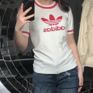 Adidas T-shirt med röd logga. Skönt lite tjockare material. 