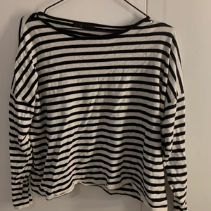 Randig tröja - Säljer en randig tröja i svart och vit. Tröjan har långa ärmar och ser likadan ut fram och bak😊