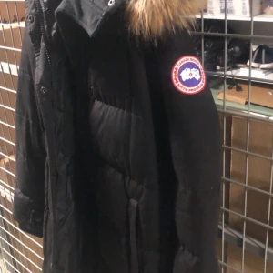 CANADA GOOSE - Säljer min använda vinterjacka som jag haft endast 2 vintrar, storlek M/L fortfarande fint skick, äkta päls. Först till kvarn.