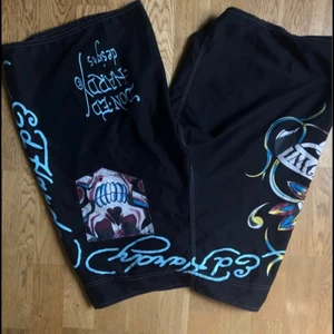 Ed hardy shorts  - Snygga svarta shorts från ed Hardy i storlek 34. Bra skick. En intressekoll