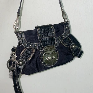 GUESS Handbag / Crossbody - liten guess väska med lång strap som inte kommit till användning 💕 köptes från depop