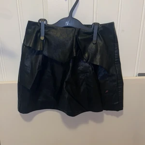 Lindex skinkjol - En svart skinkjol är använ men är i bra skick kommer tyvärr inte till användning längre. 