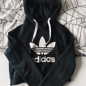 Croppad adidas hoodie  - Adidas hoodie / huvtröja i lite croppad modell. Strl 38, bra skick 🤍