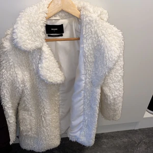 Fake päls jacka  - Jacka från Bikbok i storlek S felfri går att knäppa ner till! 