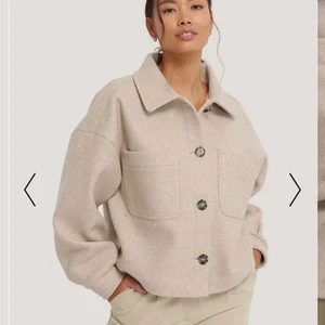 Jacka från NA-KD  - Säljer en superfin beige jacka/kappa från nakd. Använd endast ett fåtal gånger så den är inprincip i nyskick. Vid flera intressen startar jag budgivning💕