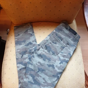 Camojeans stuprör  - Snygga camobyxor stuprör elastiska.innerben längd 78,midja 78 cm