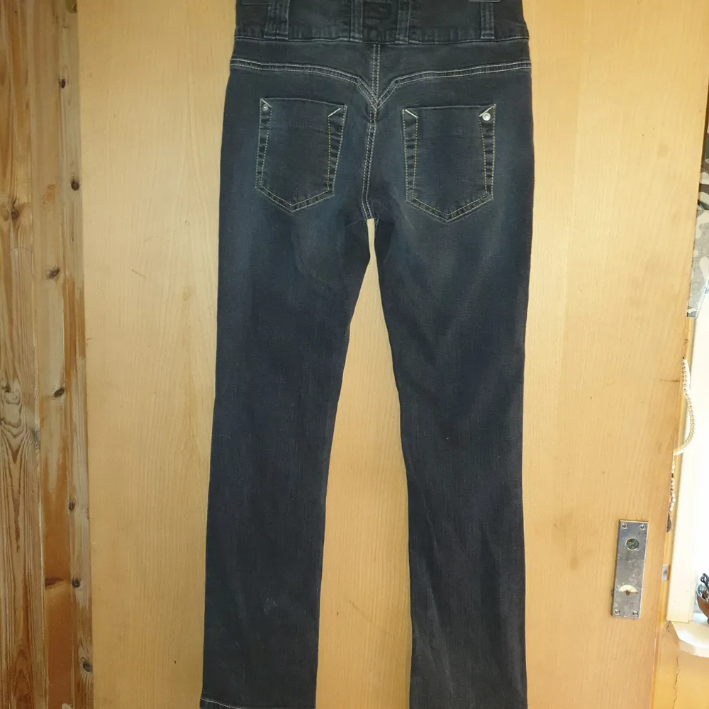 Super snygga Blend jeans stl 28,sitter supersnyggt.innebenlängd 77 cm.midj 78 cm,elasiska. Jeans & Byxor.