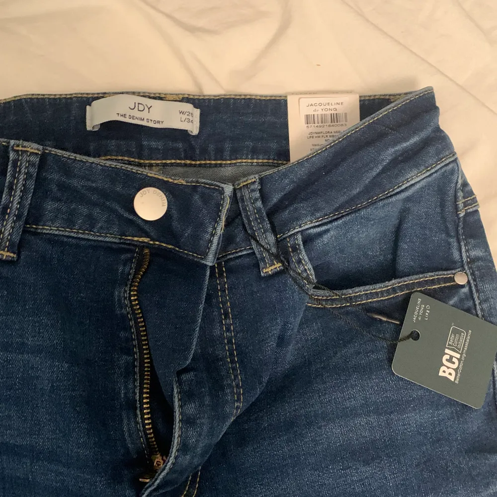 Säljer dessa snygga helt nya/oanvända flared high waisted jeans från Nelly💕. Säljer dessa då jag inte har någon användning av dom. Skriv privat ifall ni har några frågor❤️❤️ ny pris 400 kr. Jeans & Byxor.