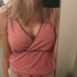 Topp - Säljer denna söta topp/linne ifrån Only. Storlek M, passar även xs/s. Frakt 66kr!