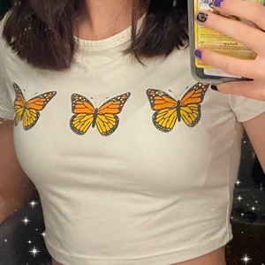 Crop top - Skit gullig crop top med fjärilar:D väldigt bra skick 