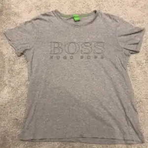 Säljer min Hugo boss t-shirt pga att den inte kommer till nån användning, skick 8/10