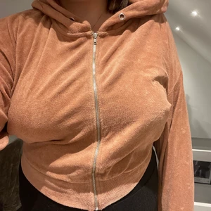 Rosa kofta - Rosa kofta från bikbok med luva. Köparen står från frakten, använd fåtal gånger 