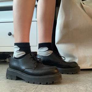 svarta platform dresshoes. extra 7 cm. koi vegan leather från urban outfitters. ge bud<3 