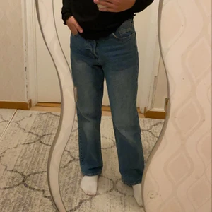 Jeans  - Säljer nu mina helt nya jeans ifrån H&M! Jag är 158cm färg: blå 💫💙 (frakt tillkommer)