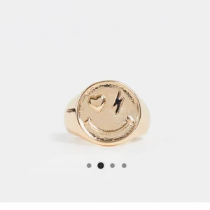 Guldig Ring smiley - Ring från ASOS från reclaimed vintage. Säljer då den är för liten(Bilderna är från Asos)