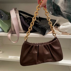 Brun väska med guldkedja  - Jätte fin brun väska med guldkedja som är helt oanvänd 