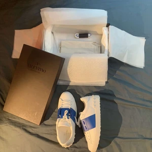 Valentino skor - Säljer mina helt nya valentino skor som ej passar mig och därför vill köpa nya. Alla äktenhetsbevis finns och dom har endast används typ 1 gång. Köpta för 5000 säljer för 3500! Markerar som såld om de är sålda annars är de kvar